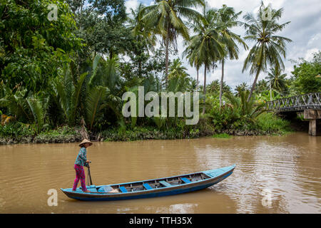 Eine Frau Paddel, ein Fluss Kanal in Vietnam Mekong Delta. Stockfoto