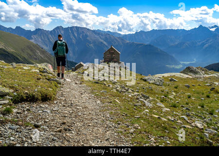 Männliche Wanderer am Erlanger HÌ tte Berghütte in den Ötztaler Alpen Stockfoto
