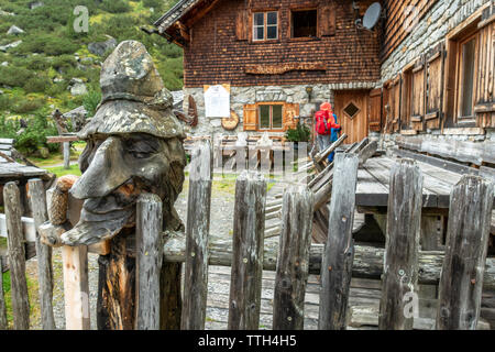 Mutter und Sohn in einem traditionellen Berghütte in den Alpen Stockfoto