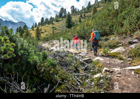 Paar wandern auf einem Berg Trail in den Stubaier Alpen im Sommer Stockfoto