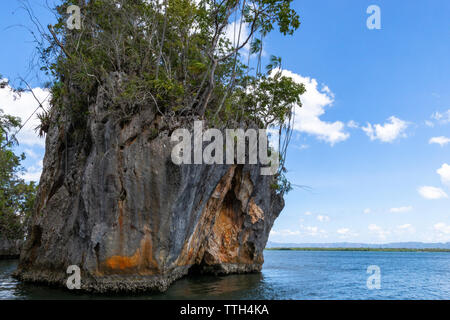 Großen Felsen in den flachen Gewässern von Los Haitises National Park Stockfoto