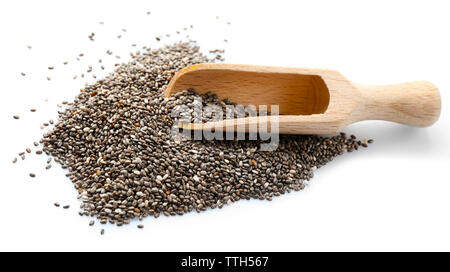 Chia Samen in einem Kochlöffel auf weißem Hintergrund Stockfoto
