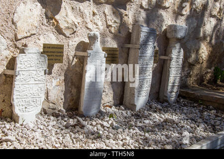 Alten Steinen auf den Gräbern in Istanbul aus osmanischer Zeit Stockfoto