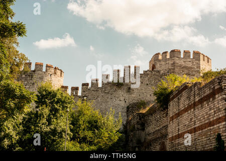 Die alte Stadtmauer von Konstantinopel in Istanbul, Türkei Stockfoto