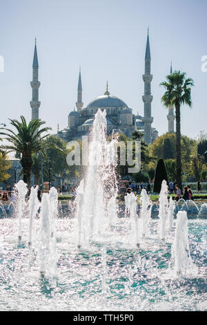 Die Fontänen sprudeln Mineralwasser in einem Pool vor der Blauen Moschee Stockfoto