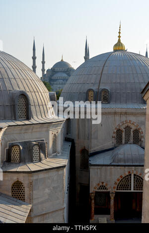 Außenansicht der Kuppel in der osmanischen Architektur in Istanbul, Türkei Stockfoto