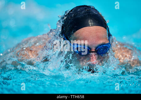 Nahaufnahme von Schwimmer Kopf tun Schmetterling am Schwimmbad Stockfoto