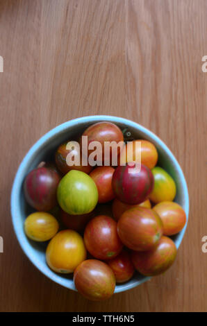 Draufsicht des heirloom Tomaten in der Schüssel auf dem Tisch Stockfoto