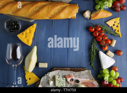 Verschiedene verschiedene Käse- und Snacks, flach Stockfoto