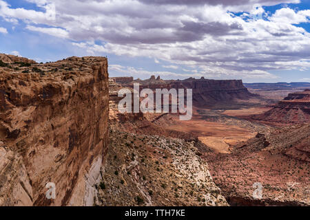 Silouhette Mensch, mit großen Felsen mit Blick auf Desert Canyon Stockfoto