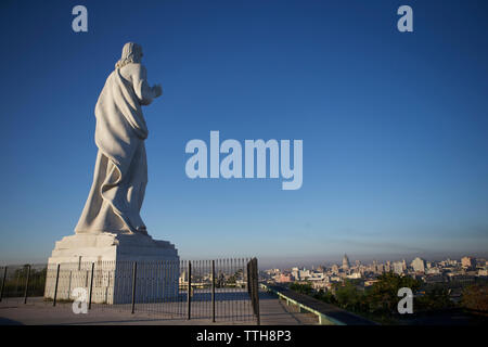 Low Angle View von Jesus Christus Statue vor strahlend blauem Himmel in der Stadt Stockfoto