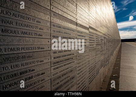 An der Wand, dass die Namen der Opfer der staatlichen Gewalt erinnert, im Speicher Park in Buenos Aires, Argentinien Stockfoto