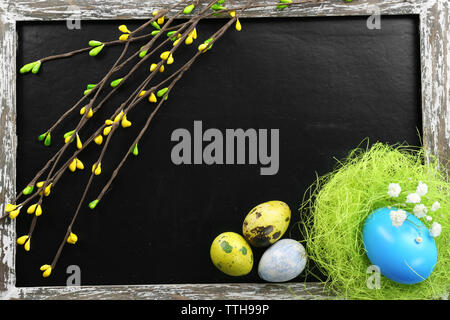 Esser Eier mit blühenden Weidenzweige auf Tafel, Ansicht von oben Stockfoto