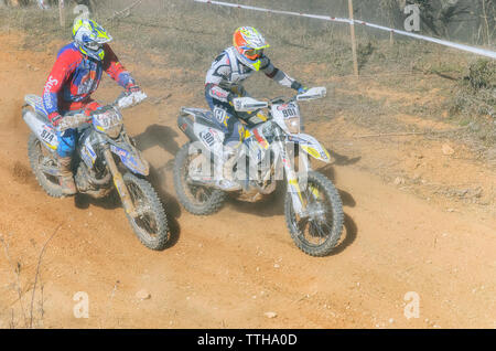 Spanien Cross Country Meisterschaft. Zwei Motorradfahrer mit Husqvarna Motorräder, während des Rennens. Sonnigen Tag in der Stadt Guadalajara (Spanien). Stockfoto