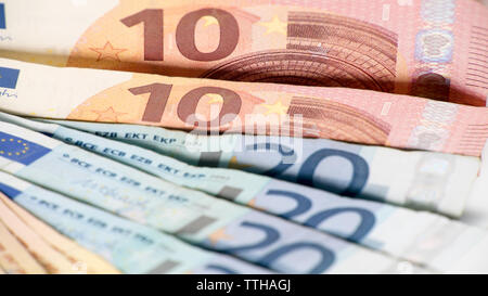 Euro Wechsel unterschiedliche Werte. Euro Rechnung von zehn und zwanzig. Bargeld Euro-Banknoten Geld Hintergrund. Ein gutes Ergebnis. Die Ausstellung des Gehalts. Stockfoto