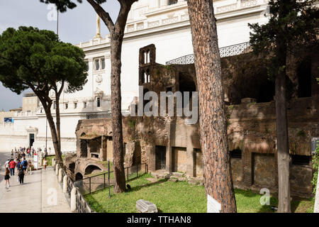 Rom. Italien. Insula dell'Ara Coeli, Reste eines römischen Wohnhauses aus dem 2. Jahrhundert n. Chr., und der Glockenturm (Campanile) des 11. Jahrhunderts ch Stockfoto