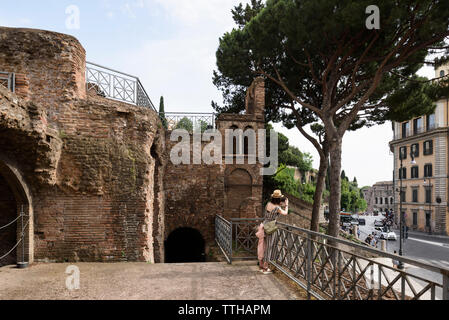 Rom. Italien. Insula dell'Ara Coeli, Reste eines römischen Wohnhauses aus dem 2. Jahrhundert n. Chr., Blick von der Terrasse mit den Glockenturm (Campanile) Stockfoto