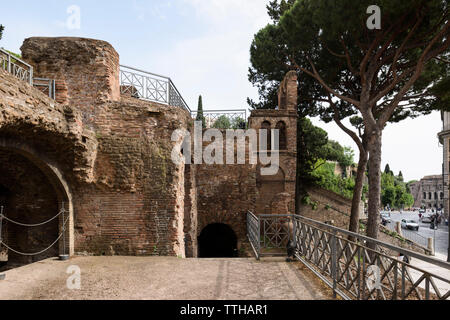 Rom. Italien. Insula dell'Ara Coeli, Reste eines römischen Wohnhauses aus dem 2. Jahrhundert n. Chr., Blick von der Terrasse mit den Glockenturm (Campanile) Stockfoto
