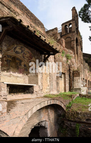 Rom. Italien. Insula dell'Ara Coeli, Reste eines römischen Wohnhauses aus dem 2. Jahrhundert n. Chr., auf der linken Seite ist ein Fresko aus der Renaissance Kirche o Stockfoto