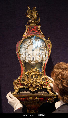 Bonhams, London, UK. 17. Juni 2019. Bonhams feine Uhren Vorschau der Verkauf am 19. Juni 2019. Große Mitte des 18. Jahrhunderts red Schildpatt und ormilu Halterung, Schätzung £ 1,800-2, 500. Credit: Malcolm Park/Alamy Leben Nachrichten. Stockfoto