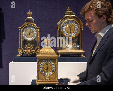 Bonhams, London, UK. 17. Juni 2019. Bonhams feine Uhren Vorschau der Verkauf am 19. Juni 2019. Eine feine und seltene Anfang des 18. Jahrhunderts französisch Messing - Cased mantel Zeitmesser (im Vordergrund) mit Pull Quartal wiederholen, Gaudron eine Paris, £ 3,000-6,000. Credit: Malcolm Park/Alamy Leben Nachrichten. Stockfoto