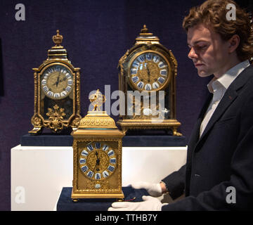 Bonhams, London, UK. 17. Juni 2019. Bonhams feine Uhren Vorschau der Verkauf am 19. Juni 2019. Eine feine und seltene Anfang des 18. Jahrhunderts französisch Messing - Cased mantel Zeitmesser (im Vordergrund) mit Pull Quartal wiederholen, Gaudron eine Paris, £ 3,000-6,000. Credit: Malcolm Park/Alamy Leben Nachrichten. Stockfoto