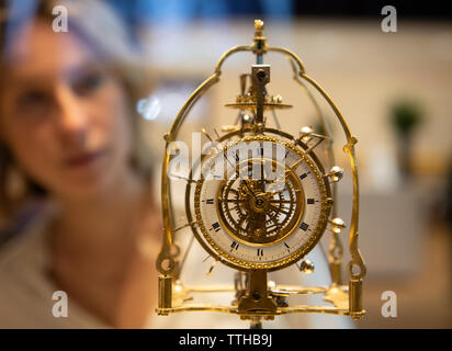 Bonhams, London, UK. 17. Juni 2019. Bonhams feine Uhren Vorschau der Verkauf am 19. Juni 2019. Seltene frühe 19. Jahrhundert "Perpetual Motion" Französische rolling ball Skelett, Schätzung 8,000-12 £ 000. Credit: Malcolm Park/Alamy Leben Nachrichten. Stockfoto