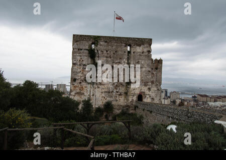 Burg in Gibraltar Gebäude im alten Stil Flagge maurischer mittelalterlicher Festungsturm der Homage Tore Festungsmauern Mauer Stein Gefängnistürhaus Gebäude Stockfoto