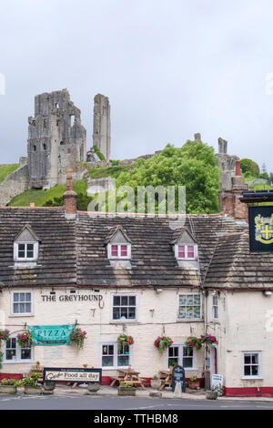 Corfe Castle mit Blick auf das historische Dorf Corfe, Dorset, England, Großbritannien Stockfoto