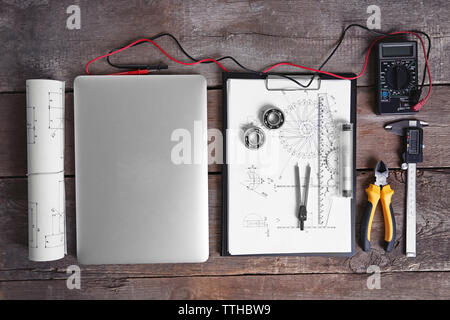 Digital Multimeter und Laptop auf einer hölzernen Hintergrund. Stockfoto