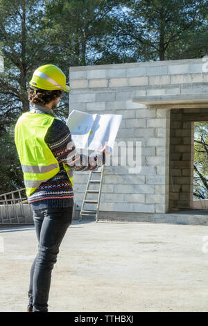 Gebäude Beruf, lesen ein Plan erstellt werden, der auf einer Baustelle Stockfoto