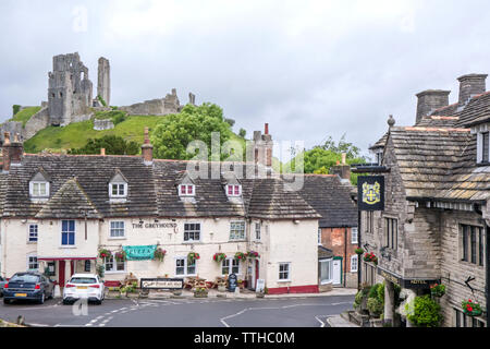 Corfe Castle mit Blick auf das historische Dorf Corfe, Dorset, England, Stockfoto