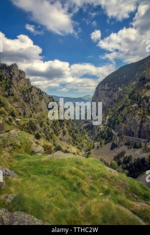 Sehr schönes Tal in den Pyrenäen von Spanien (Tal name ist Vall de Nuria) Stockfoto