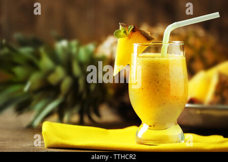 Ananas Smoothie in cocktail Glas auf Holz- Hintergrund Stockfoto