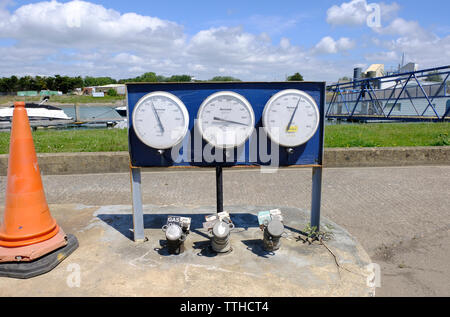 Marina Littlehampton, West Sussex, UK. Marine Harbourside Kraftstoff gas Messgeräte Stockfoto