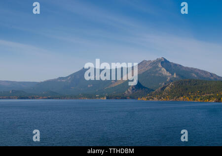 Blue Lake auf dem Hintergrund des hoch aufragenden Bergen mit Wald bedeckt. Stockfoto