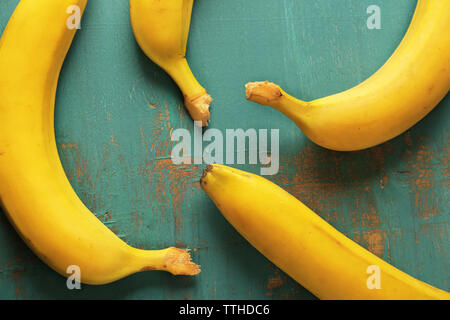 Reife Bananen auf Blau Holz- Hintergrund Stockfoto