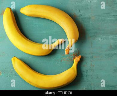 Reife Bananen auf Blau Holz- Hintergrund Stockfoto