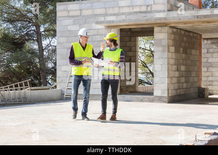 Baustelle besuchen, Haus im Bau: Architekt und Vorarbeiter im Gespräch Stockfoto