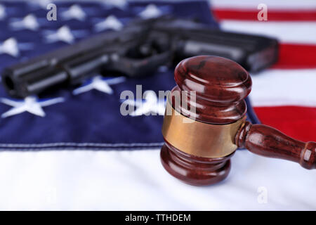Hammer mit der Waffe auf dem Hintergrund der USA-Flagge Stockfoto