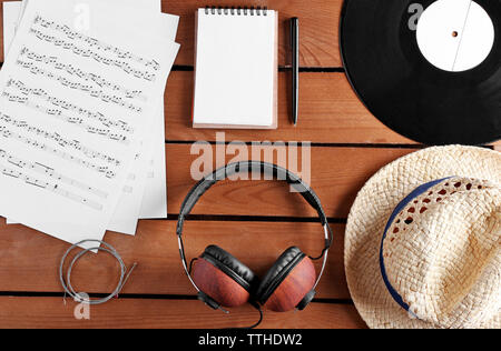 Kopfhörer, Musik, Blätter und Stroh Hut auf Holz- Oberfläche, Ansicht von oben Stockfoto