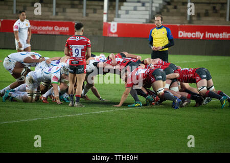 Scrum Hälfte, Charlie Chapman wartet als Gloucester pack nehmen die Belastung gegen Exeter Chiefs 2 Kader Kingsholm Stadion, Gloucester, Großbritannien Stockfoto