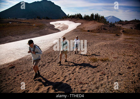Wanderer auf dem Weg gegen Berge gegen Sky Stockfoto