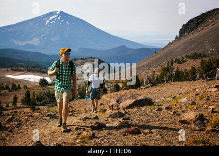 Wanderer zu Fuß auf die Berge gegen Sky Stockfoto