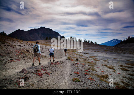 Wanderer zu Fuß auf Feld gegen bewölkter Himmel Stockfoto