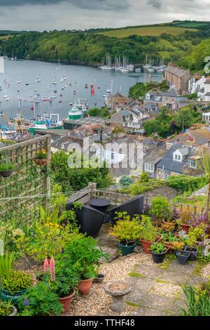 Ein schöner Garten mit Blick auf den geschäftigen Hafen im malerischen Dorf Polruan, mit dem beliebten Reiseziel von Fowey auf der oppos Stockfoto