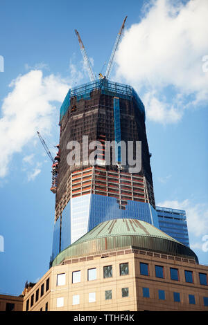 Low Angle View der Bau des One World Trade Center in der Stadt gegen den Himmel Stockfoto