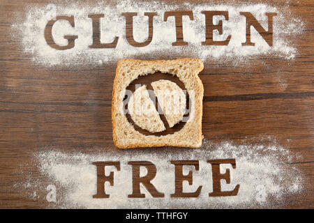 Brot Scheibe mit Glutenfreien text auf Holz- Hintergrund Stockfoto