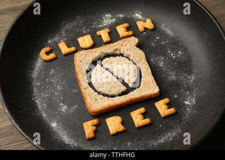 Das Brot in Scheiben schneiden, in einer Pfanne mit Glutenfreien Text. Stockfoto