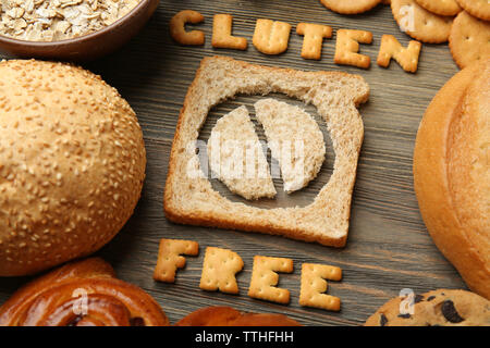 Brot Scheibe mit Glutenfreien text auf hölzernen Tisch Stockfoto